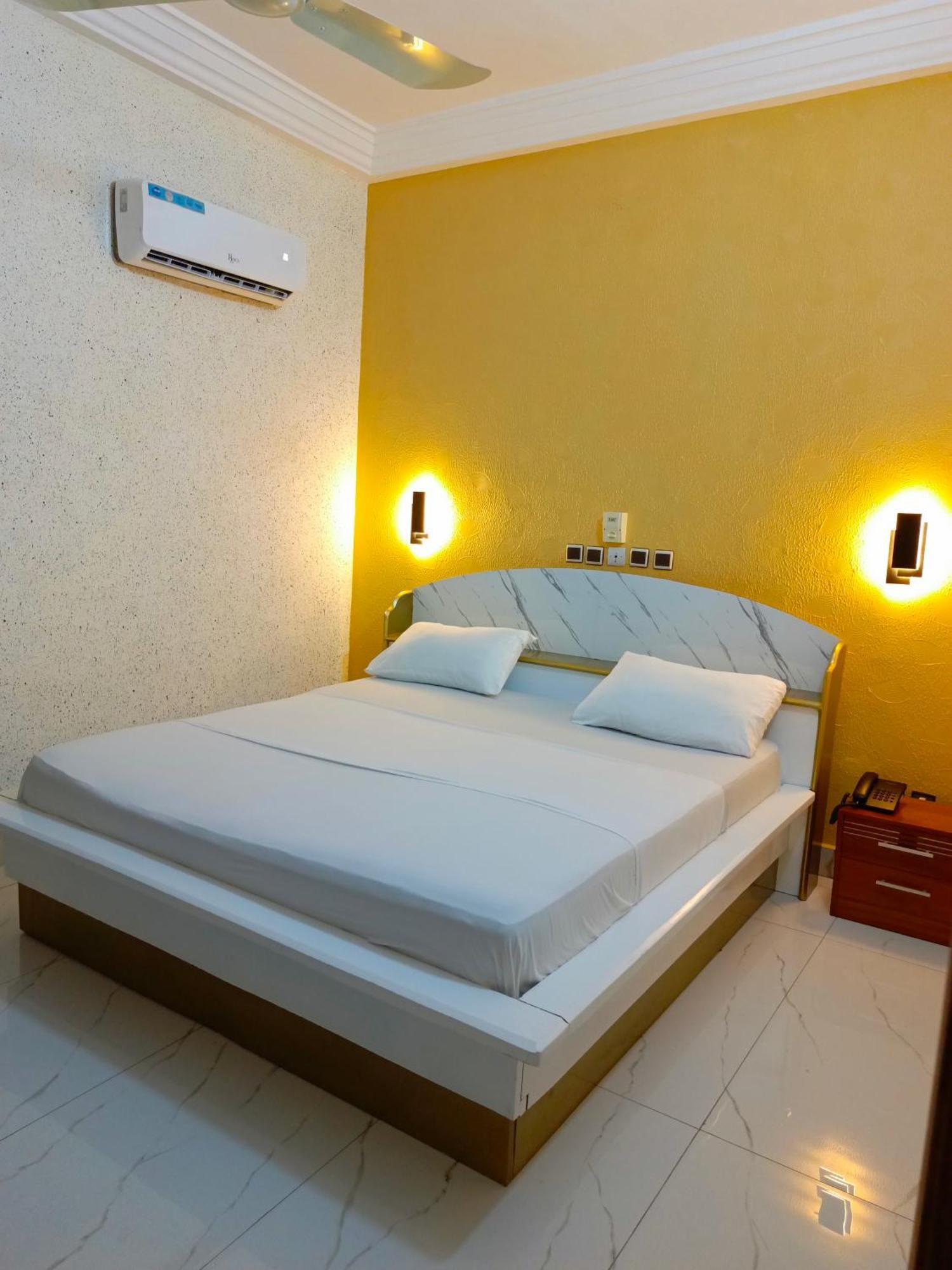 Hotel Mavilla โกโตนู ภายนอก รูปภาพ