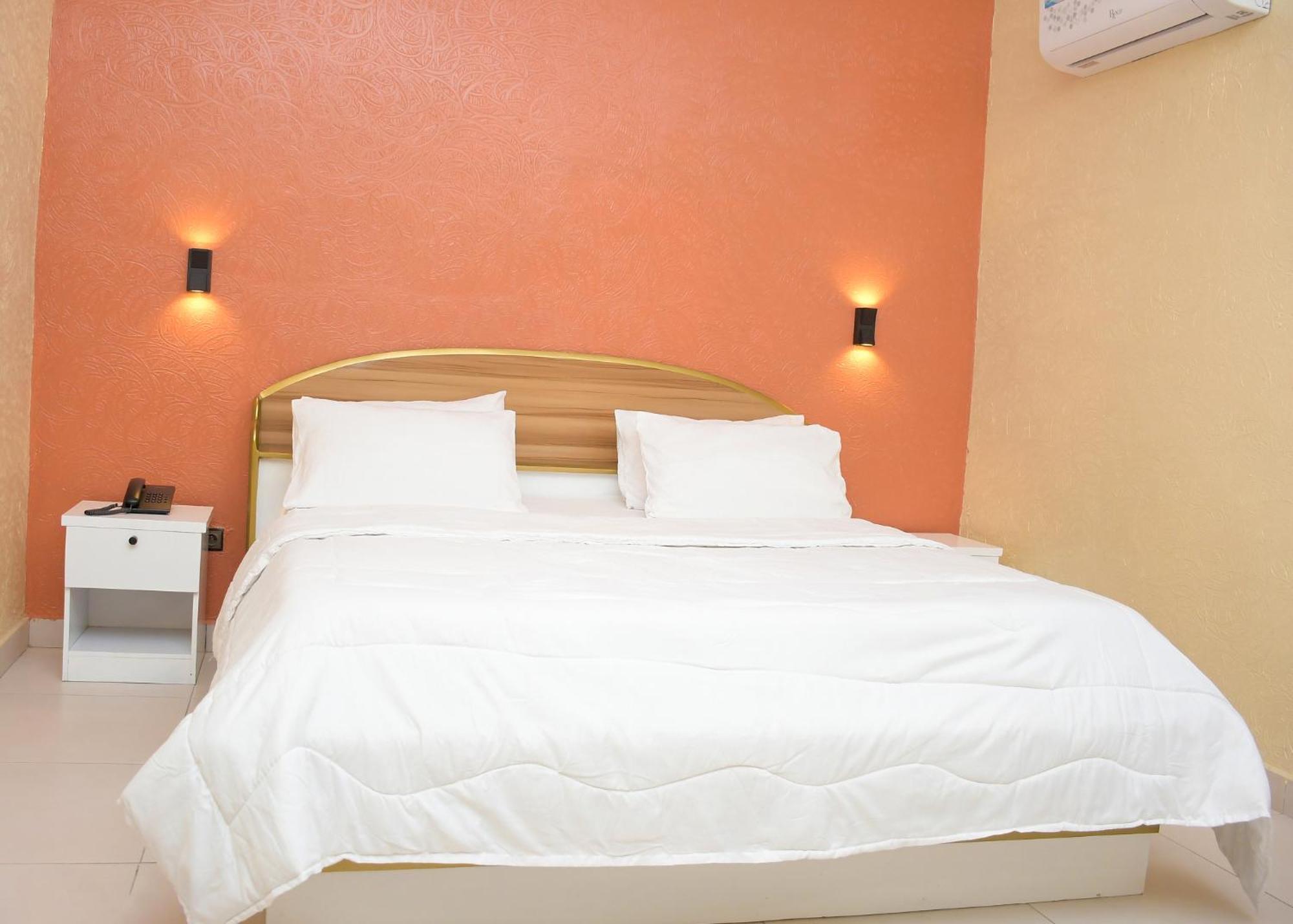 Hotel Mavilla โกโตนู ภายนอก รูปภาพ