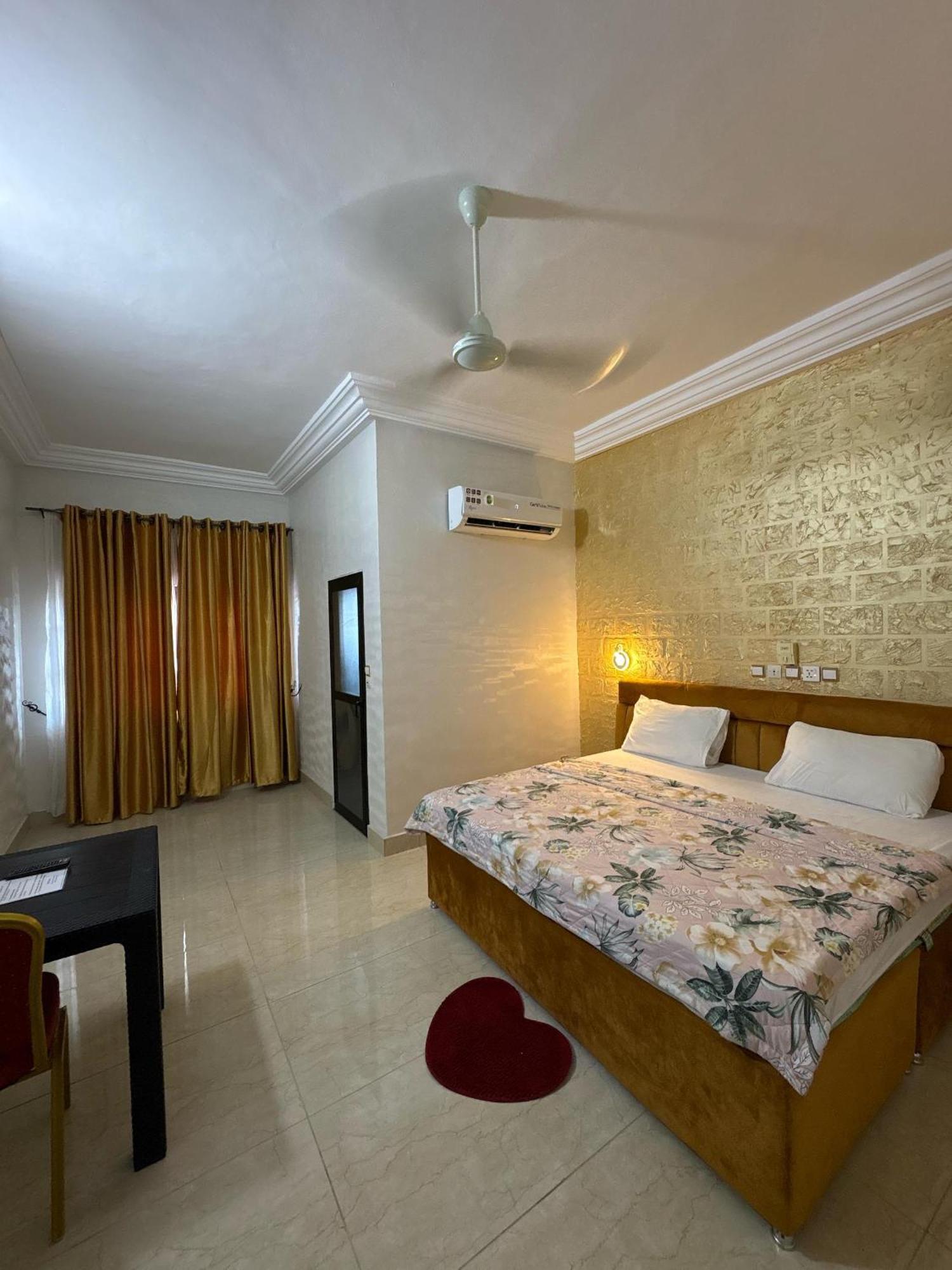 Hotel Mavilla โกโตนู ภายนอก รูปภาพ